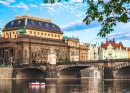 Ponte e Teatro Nacional em Praga