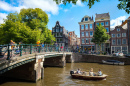 Canal com Barcos em Amsterdã