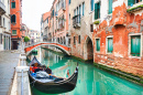 Canal com Gôndola em Veneza