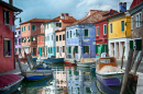 Canal em Burano, Itália