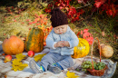 Criança no Jardim de Outono
