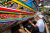 Pintura em um Longo Barco Tailandês