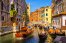 Canal Estreito com Gôndolas em Veneza