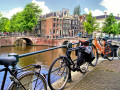 Canal de Amsterdã com Bicicletas