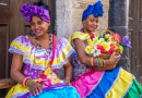 Mulheres em Trajes Folclóricos em Havana, Cuba