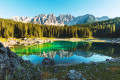 Lago Carezza em Dolomitas, Itália