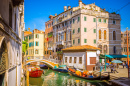Canal com gôndolas em Veneza