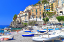 Barcos na costa em Minori, Costa Amalfitana, Itália