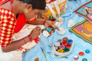 Pintando um vaso de barro artesanal em Calcutá, Índia