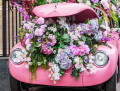 Carro rosa com flores no capô