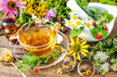 Xícara de chá de ervas, flores silvestres e bagas