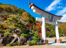 Portões brancos e um templo budista, Kofu, Japão
