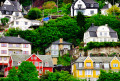 Habitação entre árvores em Bergen norueguês