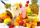 Frutas de verão e smoothies coloridos