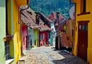 Rua colorida em Sighisoara, Romênia