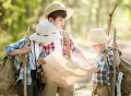 Meninos Viajantes Estudando Mapa de Rotas