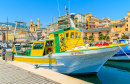 Barco de pesca colorido no porto de Bastia