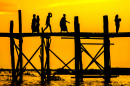 Silhuetas na ponte U-Bein de Myanmar