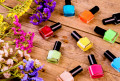 Frascos de Esmalte e Flores