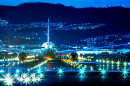 Avião de passageiros pousando à noite