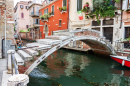 Ponte de tijolos arqueados em Veneza