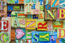 Colagem feita de letras coloridas do alfabeto