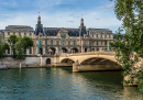 Louvre famoso do rio Sena