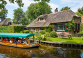 Canais de água em Giethoorn, Países Baixos