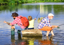 Três homens pescando em um rio no verão