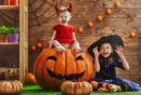Crianças engraçadas em fantasias de Halloween