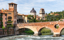 Ponte Pietra em Verona, Italy