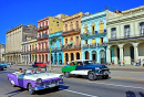 Edifícios antigos e carros clássicos em Havana, Cuba