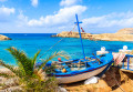 Barco de pesca na praia da ilha de Karpathos