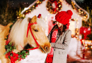 Menina e seu cavalo usando uma coroa de Natal