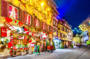 Colmar, França - Dezembro de 2017. Casas tradicionais de enxaimel da Alsácia Cidade decorada de Natal na Alsácia.