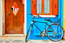 Bicicleta estacionada na Ilha de Burano, Veneza, Itália