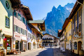 Cidade velha famosa em Mittenwald, Alemanha