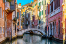 Canal estreito em Veneza, Itália