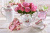 Rosas cor-de-rosa em um jarro de porcelana