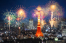 Fogos de artifício sobre a paisagem urbana de Tóquio à noite