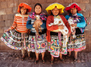 Mulheres quíchuas em vestidos tradicionais