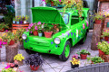 Flores com um carro retro verde