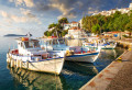 Porto velho de Skiathos com barcos de pesca