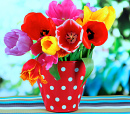 Buquê de tulipas em um vaso de bolinhas