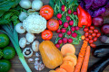 Legumes em uma mesa de madeira