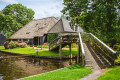 Canal de água em Giethoorn, Holanda