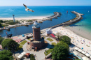 Vista aérea de Kolobrzeg e do Mar Báltico