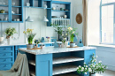Interior azul da cozinha com flores