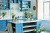 Interior azul da cozinha com flores