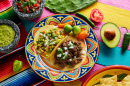 Tacos de Barbacoa em uma mesa colorida